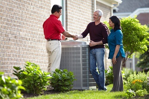 Boelcke contractor discussing AC options with customers